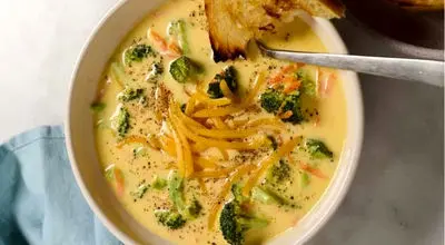 سوپ بروکلی با پنیر چدار؛ انتخابی سالم و خوش‌طعم

