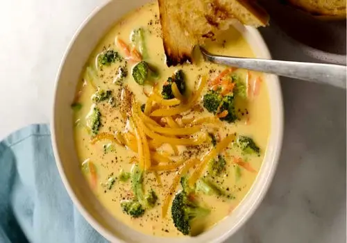 سوپ بروکلی با پنیر چدار؛ انتخابی سالم و خوش‌طعم


