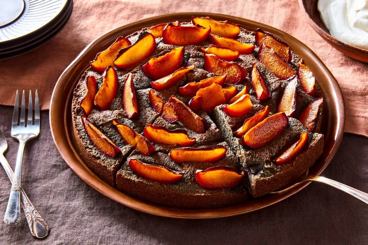 عصرونه امروز: طرز تهیه کیک آلو سیاه؛ دسر متفاوت و خوشمزه برای مهمانیها