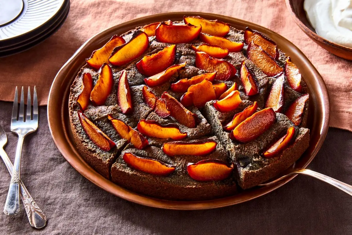 عصرونه امروز: طرز تهیه کیک آلو سیاه؛ دسر متفاوت و خوشمزه برای مهمانیها