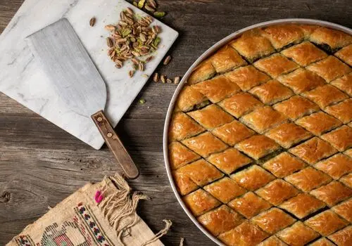 طرز تهیه کیک باقلوایی زعفرانی