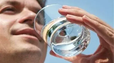 اشتباه رایج در نوشیدن آب هنگام گرما را بشناسید