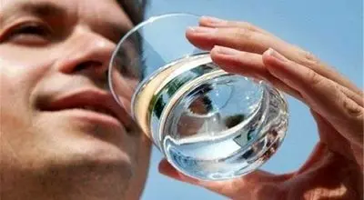 اشتباه رایج در نوشیدن آب هنگام گرما را بشناسید