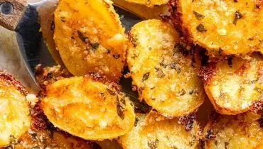 طرز تهیه سیب‌زمینی کریسپی با یک سس جذاب