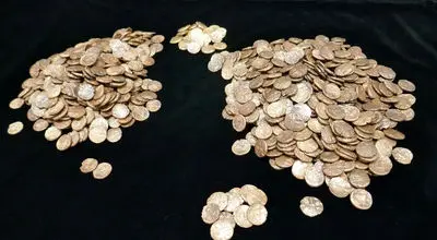 یافتن گنجینه‌ای ۷۰۰ ساله از زیر معبد؛ سکه‌های تاریخی کشف شدند + عکس

