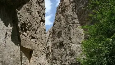 عکسی کمیاب از کتیبه «شکل شاه» در مسیر صخره ای هراز