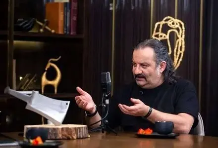واکنش کنایه‌آمیز مهراب قاسم‌خانی به دلار ۲۰۰ هزار تومانی+عکس