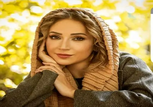 عکس شبنم قلی خانی در حال رانندگی با ژست خاص