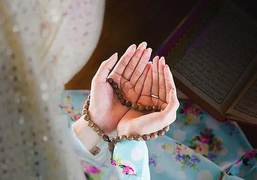 اعمال شب و روز ۲۸ صفر ؛ از زیارت پیامبر(ص) تا روزه و صدقه | ۲۸ صفر چه روزی است؟