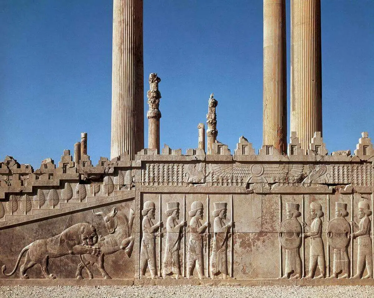 اولین عکس ثبت شده از لوح طلایی تخت جمشید