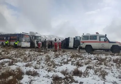 ۲۳ مصدوم در پی واژگونی اتوبوس شیراز - کرج