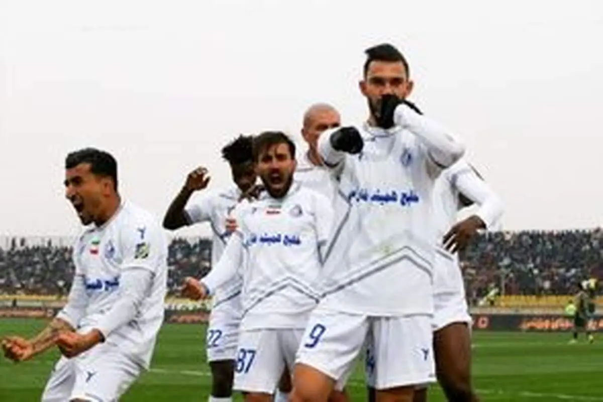 جنگنده شهید بابایی وسط بازی استقلال و شمس‌آذر!
