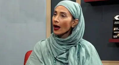 چهره سراسر غم و اندوه سحر زکریا در ختم پدرش