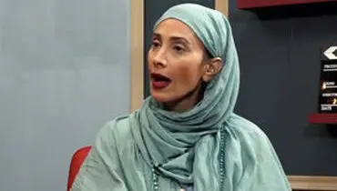 چهره سراسر غم و اندوه سحر زکریا در ختم پدرش