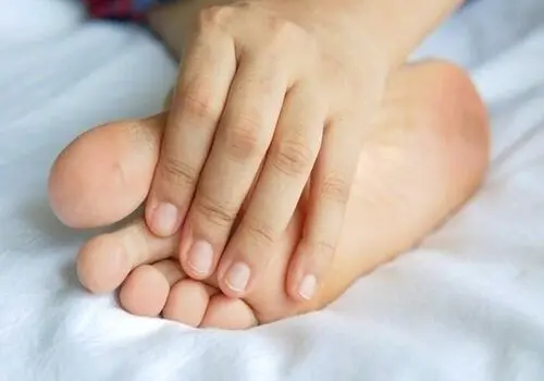 خارش کف پا را جدی بگیریم؟ از علت‌های ساده تا نشانه‌های خطرناک