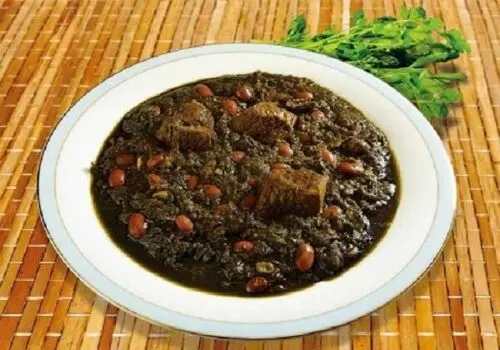 7 راز خوشمزگی قورمه سبزی مامان‌بزرگِ من؛ فوت و فن‌های جا افتادن!