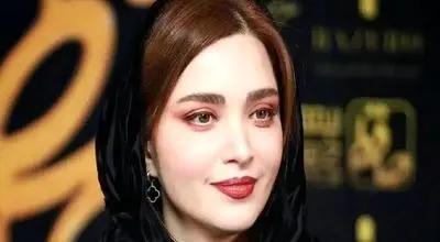 جشن تولد ۴۴ سالگی بهنوش طباطبایی: غرق در گل‌های بهاری، شادابی و زیبایی!