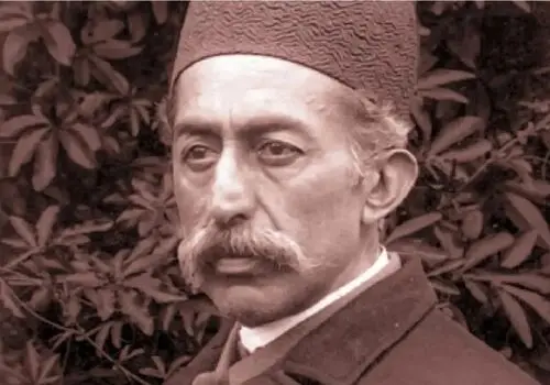 ژست جالب «تاج‌السلطنه، دختر ناصرالدین‌شاه» با لباس اروپایی