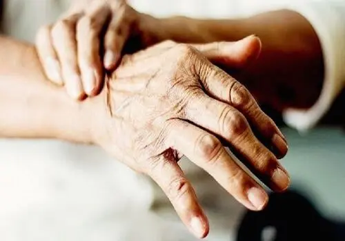 فشار اقتصادی مداوم چگونه مغز و اعصاب را تحت تأثیر قرار می‌دهد؟