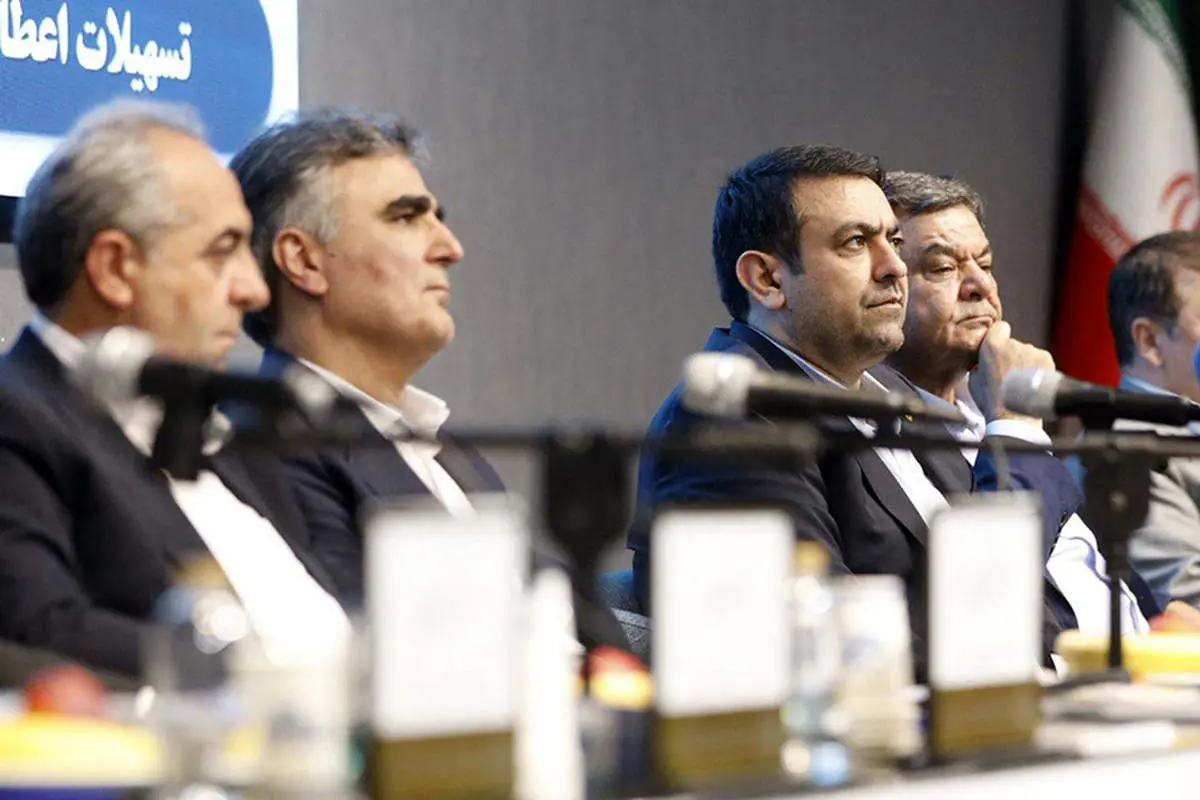 تاکید نجارزاده بر بهبود معیشت کارکنان بانکها