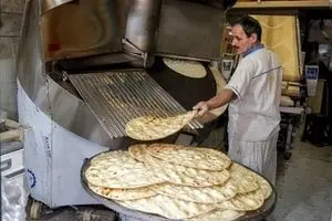 نان از سفره کارگران دورتر شد؛ هزینه خرید نان چقدر از حقوق ماهانه را می‌بلعد؟