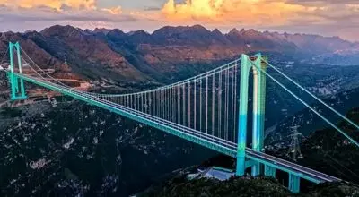 شاهکار مهندسی چین؛ پل عظیمی که کوه را نصف کرد+ عکس