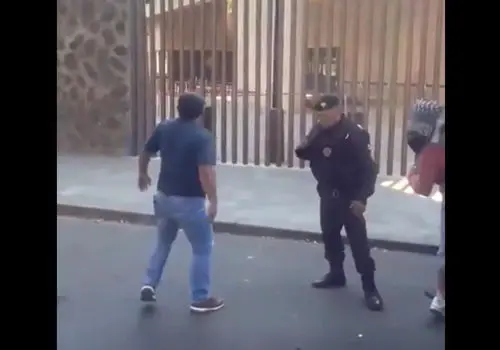 اعتراض متفاوت در مکزیک؛ سفارت آمریکا زیر باران تخم‌مرغ