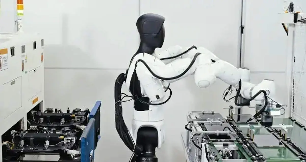 آینده از راه رسید؛ AgiBot رباتی که خودش در کارخانه آموزش می‌بیند