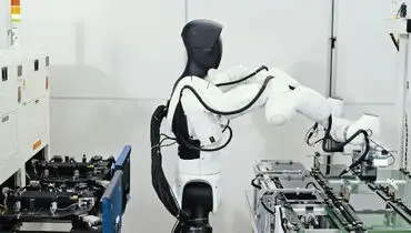 آینده از راه رسید؛ AgiBot رباتی که خودش در کارخانه آموزش می‌بیند