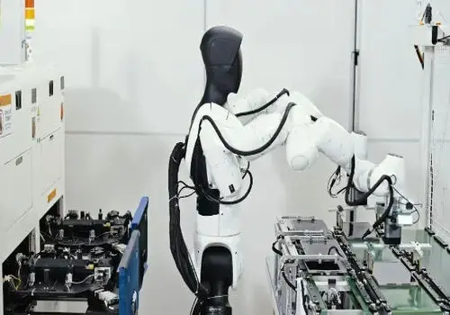 آینده از راه رسید؛ AgiBot رباتی که خودش در کارخانه آموزش می‌بیند