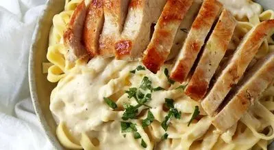 طرز تهیه پاستا آلفردو با مرغ و قارچ و خامه