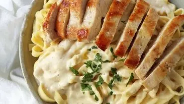 طرز تهیه پاستا آلفردو با مرغ و قارچ و خامه