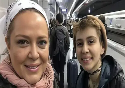 عکسی از تولد ۵۲ سالگی بهاره رهنما در یک کافه