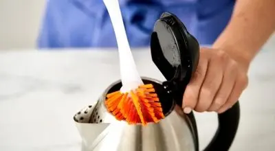 ۷ ترفند خانگی برای تمیز کردن کتری برقی
