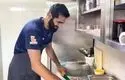 ستاره تیم ملی والیبال به طرز جالبی آشپز شد/ویدیو 