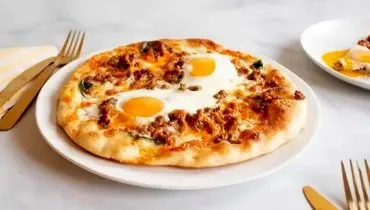 پیتزا سوسیس و تخم‌مرغ خانگی؛ ساده، سریع و اقتصادی