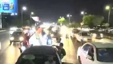 زمین خوردن از دوچرخه در پخش شبکه خبر حین جشن مردم اهواز و کمک فوری مردم/ویدیو 