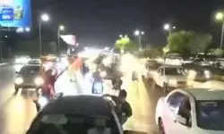 زمین خوردن از دوچرخه در پخش شبکه خبر حین جشن مردم اهواز و کمک فوری مردم/ویدیو 