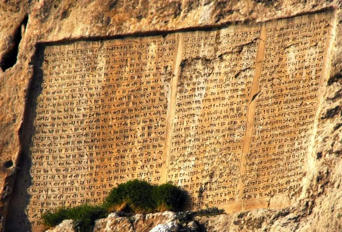 آسیب به کتیبه خشایارشاه هخامنشی با نارنجک دستی+عکس