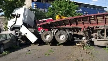 زیر گرفتن ۱۳ خودرو سواری توسط کامیون در مشهد!+ فیلم