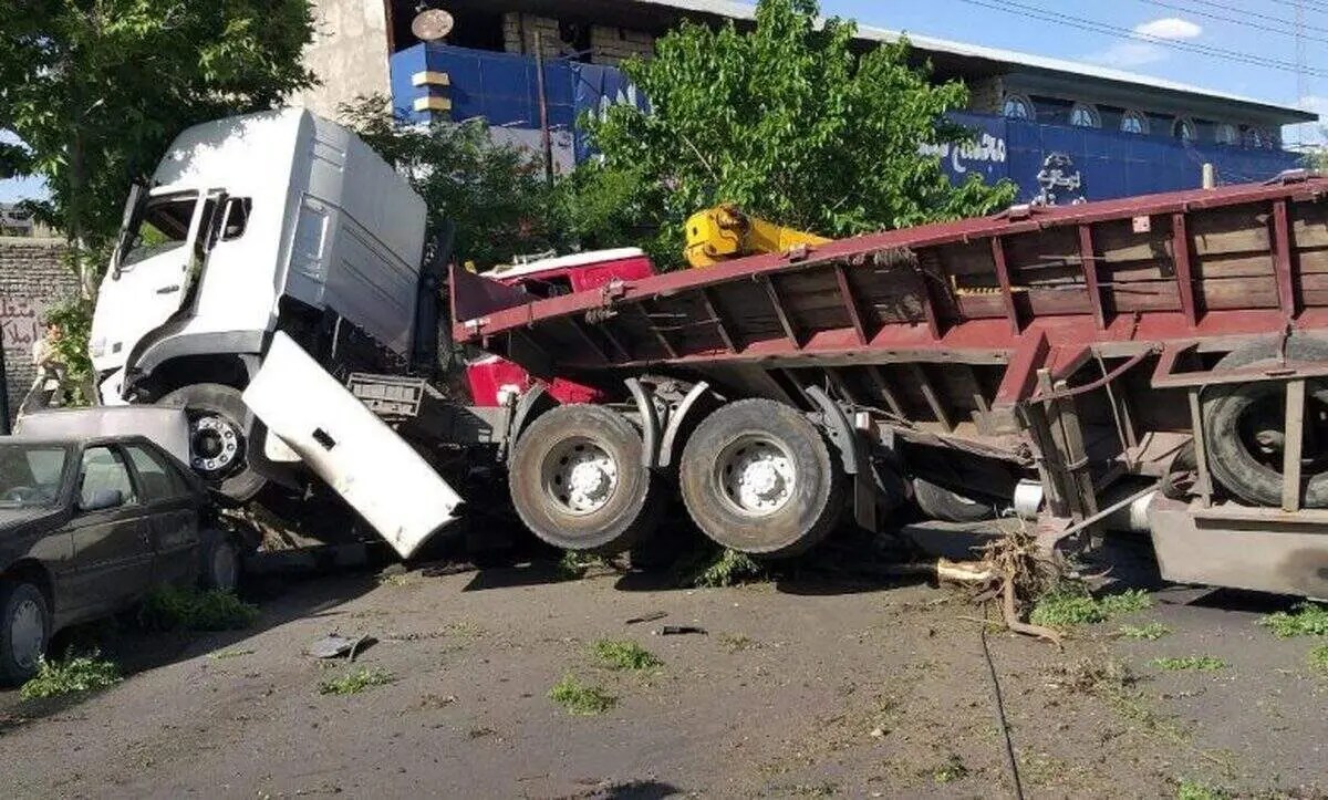زیر گرفتن ۱۳ خودرو سواری توسط کامیون در مشهد!+ فیلم