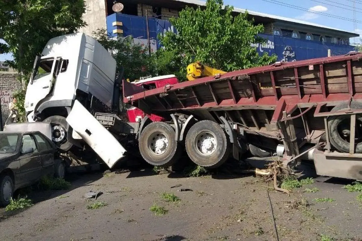 زیر گرفتن ۱۳ خودرو سواری توسط کامیون در مشهد!+ فیلم