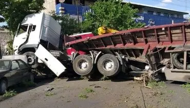 زیر گرفتن ۱۳ خودرو سواری توسط کامیون در مشهد!+ فیلم