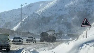 بارش برف شدید گردنه حیران ‌آستارا را مسدود کرد+ فیلم