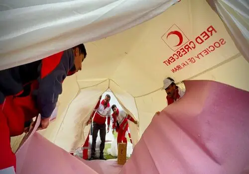 رامین رضاییان برای کمک به سیل‌زدگان سیستان و بلوچستان آستین بالا زد+ عکس
