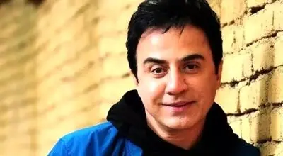 عکس جدید داریوش فرضیایی بر مزار پدرش 