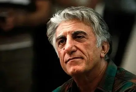 تصویری جدید از رضا کیانیان در پشت صحنه فیلم جهان مبهم هاتف