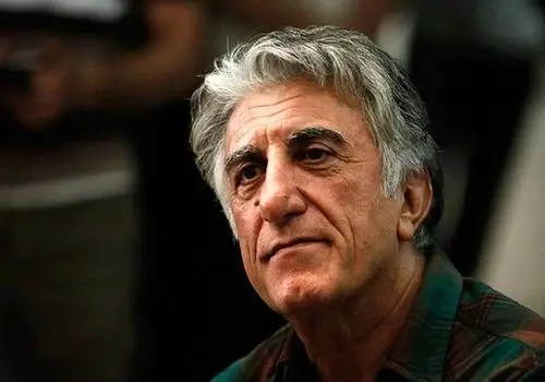 تصویری جدید از رضا کیانیان در پشت صحنه فیلم جهان مبهم هاتف