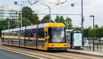 تحولی در حمل‌ونقل شهری جهان؛ معرفی تراموای بدون ریل با سیستم هدایت مجازی+ فیلم