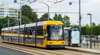 تحولی در حمل‌ونقل شهری جهان؛ معرفی تراموای بدون ریل با سیستم هدایت مجازی+ فیلم